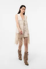 Chaleco medio marrón de inspiración western con efecto gamuzado, costuras artesanales y flecos XL. De calce relajado y abierto.