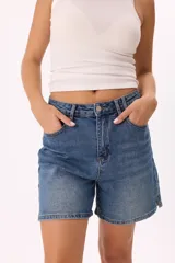 Short de denim azul con lavado suave, tiro medio y calce relajado.