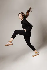 Zapatillas bajas de cuero color beige con detalles en marrón y azul. Cordones blancos y suela de goma color caramelo.