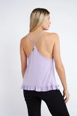 Musculosa de breteles finos con diseño de espalda nadadora y detalle de volados en el ruedo.