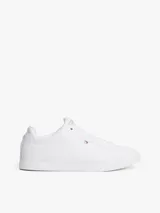 Zapatillas de tenis de corte bajo de la marca Tommy Hilfiger, confeccionadas en piel napa de color blanco. Presentan cordones, punta redonda, suela de goma y detalles distintivos como un pequeño logo esmaltado en el lateral y el nombre de la marca en la lengüeta.
