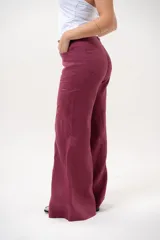 Pantalón de lino color magenta, de corte wide leg, tiro alto y diseño fluido.