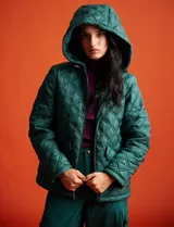 Campera capitoneada verde oscuro con capucha desmontable, cierre metálico central y bolsillos delanteros.