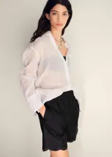 Short de algodón negro con cintura elástica y detalles bordados en el ruedo con terminación scalloped.