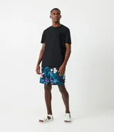 Remera marrón de algodón pima, corte comfort, cuello redondo y manga corta.