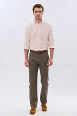 Pantalón skinny azul marino con spandex, bolsillos traseros ojal con botón y etiqueta de la marca.