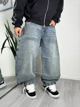 Jeans baggy de corte ancho y relajado, con efecto acid wash en tono azul deslavado.