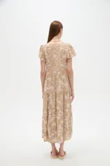 Vestido midi de viscosa con estampado floral en tonos celeste y blanco, cuello en V, mangas cortas y diseño holgado con volados escalonados en la falda.