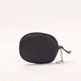 Billetera pequeña de cuero sintético negro con textura granulada, forma ovalada y cierre de cremallera. Incluye una cadena metálica con un aro para llaves.