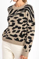 Sweater de lana color beige con estampado animal print en negro.
