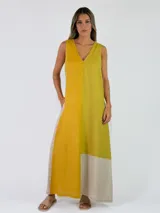Vestido largo de lino sin mangas, con escote en V y diseño de bloques de color en tonos beige, mostaza y verde.