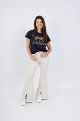 Pantalón oxford negro con costuras frontales y aberturas en el ruedo.