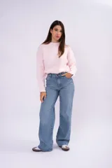 Sweater de punto grueso con cuello redondo, manga larga y diseño holgado. Presenta puños y ruedo acanalados.