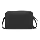 Bandolera negra rectangular de PVC con doble compartimento con cierre superior y correa ancha de tela con hebilla metálica. Lleva el logo triangular de Guess en el frente.