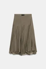 Falda midi de tiro medio confeccionada en tejido fluido con acabado satinado. Presenta diseño con godets que aportan volumen y movimiento, y bajo con detalle de encaje a tono. Cierre lateral con cremallera oculta.