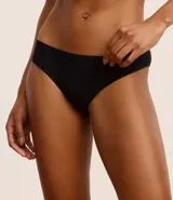 Bombacha tipo bikini de la marca Lov, confeccionada en tejido seamless de poliamida y elastano. Presenta un diseño básico y minimalista, ideal para el uso diario por su comodidad y suavidad al tacto.