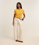Blusa básica ajustada en rib de algodón, de manga corta y cuello redondo, color mostaza.