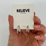 Aros tipo argolla rectangulares de oro laminado.