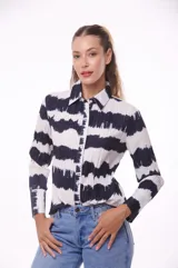 Camisa de mangas largas con estampado de rayas horizontales en blanco y negro.