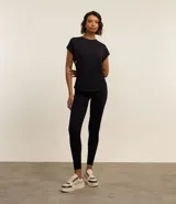 Remera deportiva negra de microfibra de poliamida, con cuello redondo, mangas cortas y franja lateral contrastante color naranja.