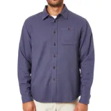 Camisa de franela azul con botones marrones, manga larga y bolsillo en el pecho. Corte clásico.