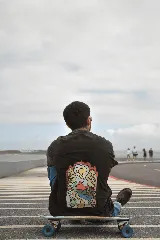 Remera negra de algodón premium con cuello redondo y mangas cortas. Estampado frontal con tres hongos rojos y blancos.