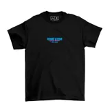 Remera blanca de algodón con estampa gráfica en la espalda que muestra un tiburón con lentes de sol mordiendo un barril de cerveza, acompañado por el logo de la marca y el texto 'Established 2009'.