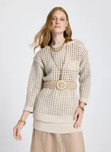 Sweater de punto calado color beige, con escote redondo y mangas 3/4. Incluye cinto de soga con hebilla redonda de madera.