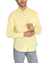 Camisa de manga larga RKF en color amarillo, confeccionada en popelina de algodón orgánico. Presenta cuello clásico con botones, cierre frontal con botones de madera, un bolsillo en el pecho con logo bordado y mangas ajustables con trabillas.
