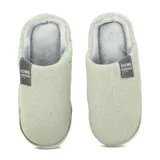 Pantuflas abiertas color verde claro con capellada de tela con diseño de espiga, interior de piel sintética color gris y suela blanca.