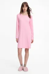 Camisón rosa de manga larga con cuello redondo, confeccionado en tela rib.