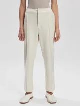 Pantalón de vestir color beige, de corte recto, con pinzas delanteras y cintura elástica lateral.