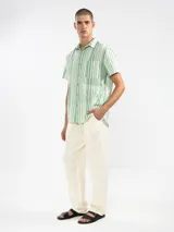 Pantalón de lino premium con corte recto y fit relajado. Presenta cintura elástica con cordón de ajuste, bolsillos laterales y bolsillo trasero.