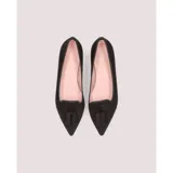 Ballerinas negras de gamuza con punta fina y detalle de borla en la capellada.