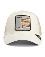 Gorra tipo trucker Goorin Bros modelo Menace de color beige, con cinco paneles, frente estructurado, malla trasera transpirable y cierre ajustable snapback. Cuenta con un parche frontal cuadrado con un bordado detallado de una serpiente y la palabra "Menace".
