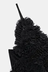 Top crop color blanco hueso con escote recto y hombros descubiertos. Presenta una aplicación de flores tridimensionales en relieve cubriendo toda la parte delantera.