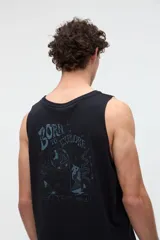 Musculosa negra de algodón con detalle de arte bordado en el pecho.