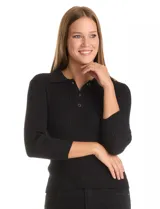 Buzo de tejido acanalado marca Rio & Rian, color beige, con cuello tipo polo con solapa y botones frontales, y mangas tres cuartos.