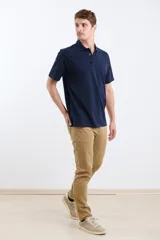 Remera verde con cuello polo y tapeta de dos botones. Corte clásico y mangas cortas.