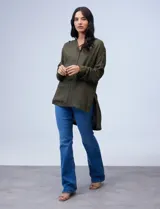 Blusa color ladrillo de crepe marca Cupio, con cuello a la base, escote en V y abertura con botones. Manga larga de largo regulable con presilla y botón. Largo de espalda mayor al largo delantero.