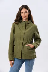 Campera liviana con capucha, de corte clásico, color beige, con bolsillos laterales con solapa y cierre frontal.
