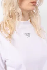 Remera blanca de manga corta con cuello medio en ribb, dobladillos anchos y aplique 3D del logo en el delantero.