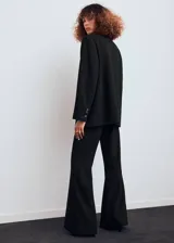 Blazer de corte recto con cuello de solapa, cierre frontal de un botón, bolsillos laterales con solapa y bolsillo de ribete en el pecho. Presenta mangas largas con puños abotonados y forro interior.