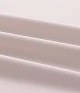 Remera deportiva Get Over de poliéster color blanco, con cuello redondo, mangas raglán y detalles de vivo en contraste. Cuenta con un pequeño estampado geométrico en el pecho.