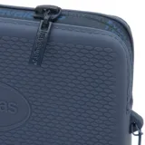 Bolso tipo mini bag de la marca Havaianas, color azul, confeccionado en material sintético con textura de relieve característica de la marca. Cuenta con cierre superior, logo grabado en el frente y correa de muñeca desmontable.