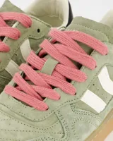 Zapatillas deportivas Coolway modelo Goal, color verde oliva, con detalles en blanco, negro y suela color caramelo. Confeccionadas en gamuza con cordones rosas.