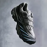 Championes Salomon XT-Evo de diseño técnico y deportivo, color gris, con detalles superpuestos y suela de gran tracción ideal para running y trekking.