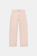 Jeans de tiro medio de Zara Woman Collection, con diseño de rayas verticales en tonos rosados y blancos. Presenta corte de pierna recta y relajada, largo al tobillo, cintura con trabillas, cinco bolsillos y cierre frontal con cremallera y botón metálico.