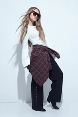 Jean de corte recto y calce relajado color negro, confeccionado en denim estructurado, con detalles de tachas metálicas plateadas en los laterales.