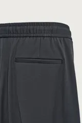 Pantalón regular fit color negro de tejido con viscosa, con cintura elástica ajustable con cordón, bolsillos frontales y traseros.